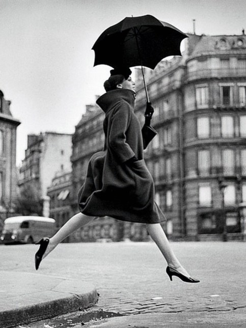 richard-avedon-carmen-homage-to-munkacsi-guys-jumping-umbrella