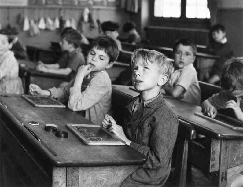 Robert-Doisneau-Linformazione-scolastica-Parigi-1956