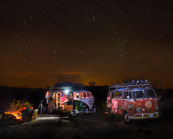 vw-microbuses-camping-under-the-desert-stars-richard-kimbrough